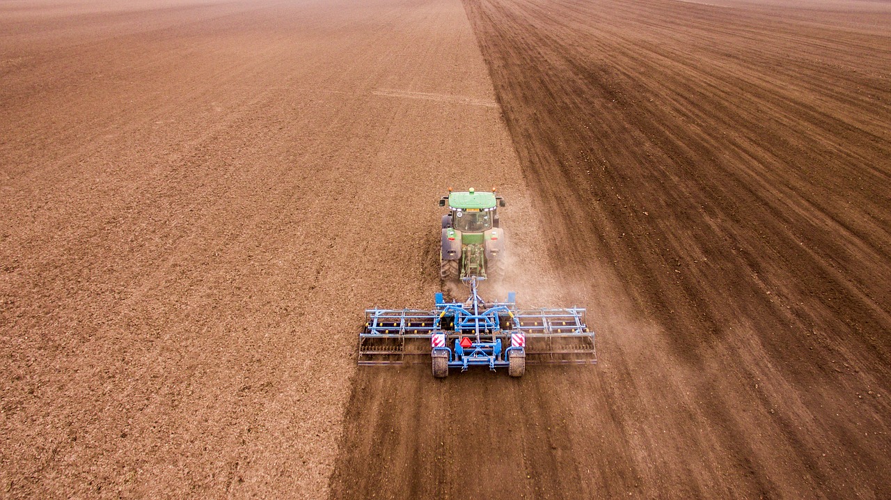 Maszyny rolnicze - jakie korzyści generuje zakup urządzeń?